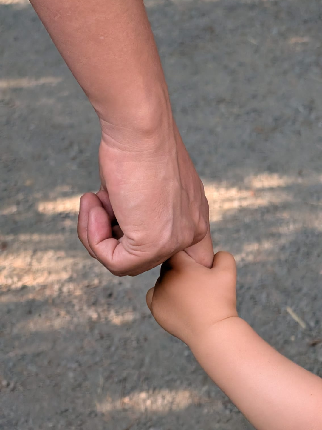 Clases extracurriculares: mano de adulto y mano de niño unidas